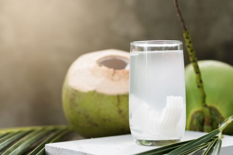 Minum Air Kelapa Saat Hamil Muda, Bahayakah? 